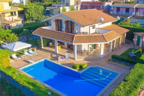 Гостиница Villa Cottone - 5 bedrooms and 7 bathroms - Private pool  Альтавилла Миличиа